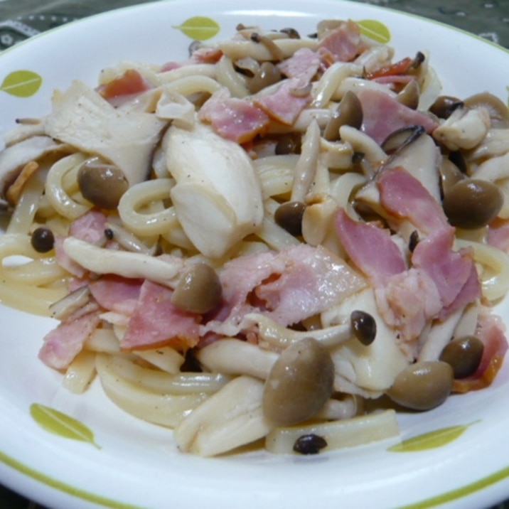 冷凍うどんでベーコンキノコうどん